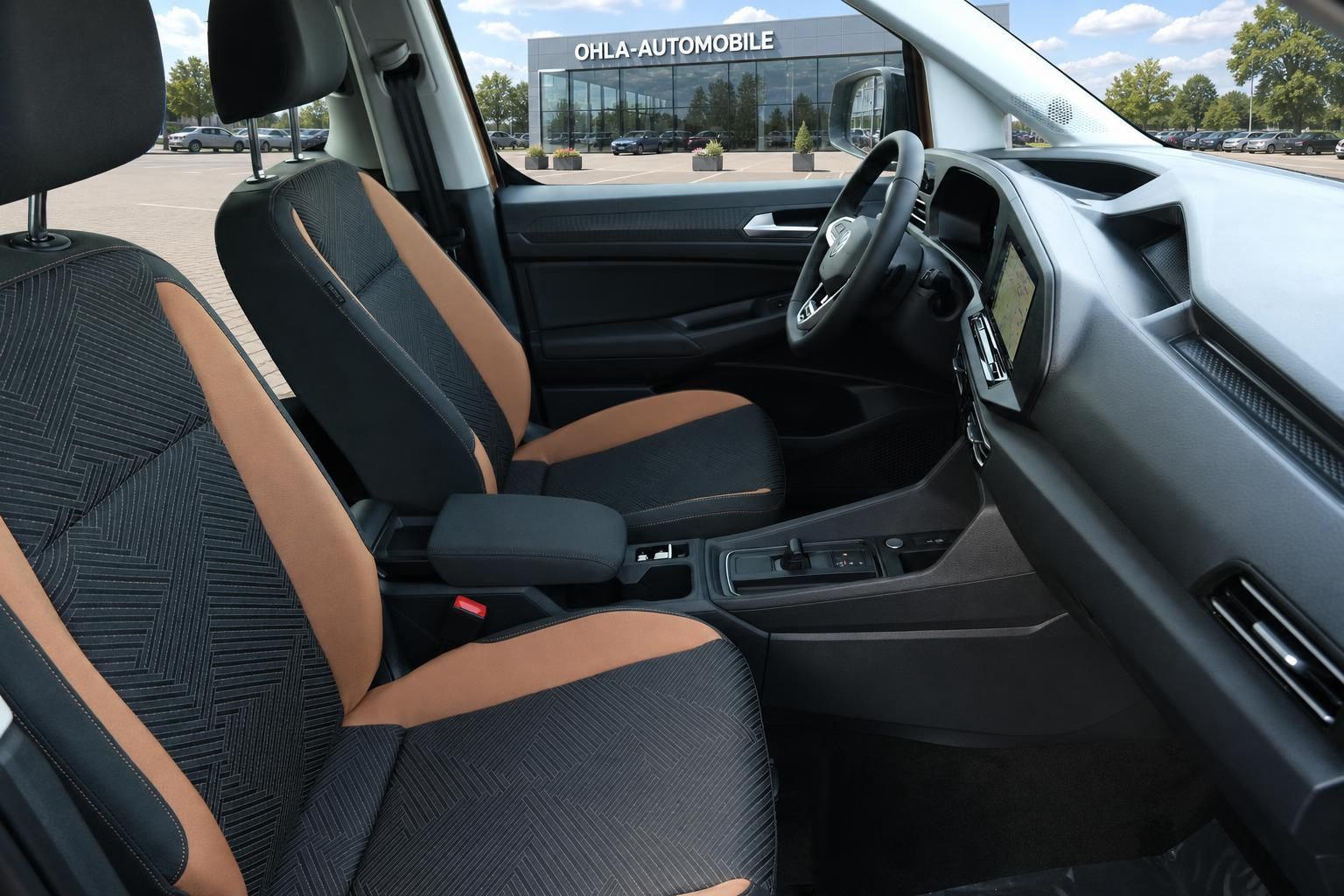 VW Innenraum mit schwarz-braunen Sitzen und Cockpit im Detail