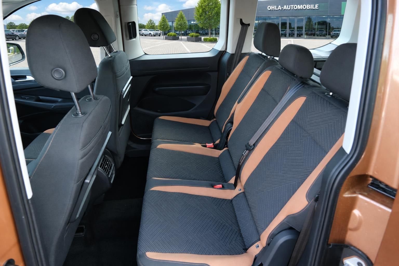VW Rücksitze mit schwarz-braunem Stoffbezug und viel Platz