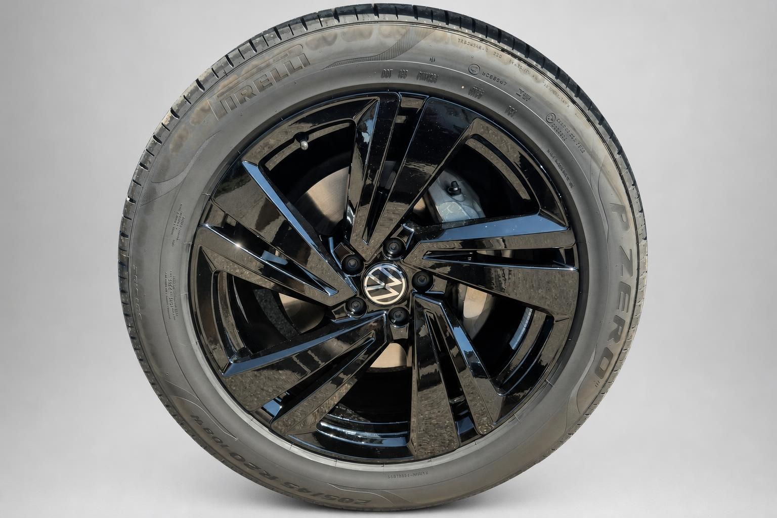 VW Alufelge mit Pirelli P Zero Reifen im Detail fotografiert