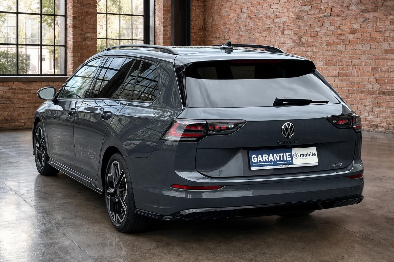 VW Golf Variant eTSI grau, Heck-Seitenansicht mit Loftfenster