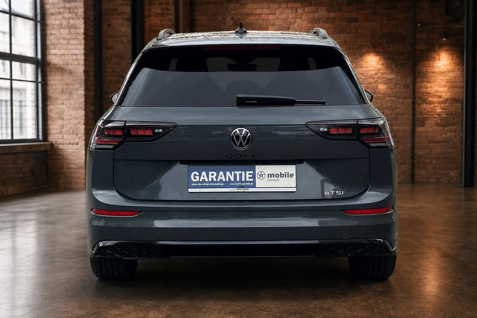 VW Golf Variant eTSI grau, Heckansicht in Fotostudio