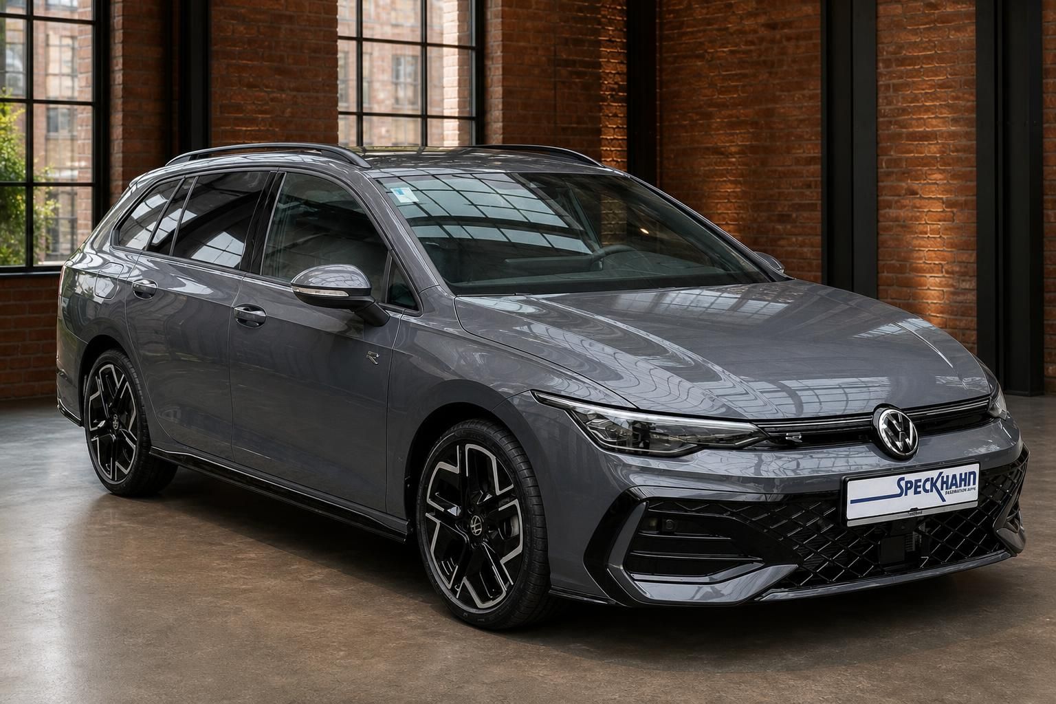 VW Golf Variant R-Line grau, Frontansicht mit Panoramafenstern