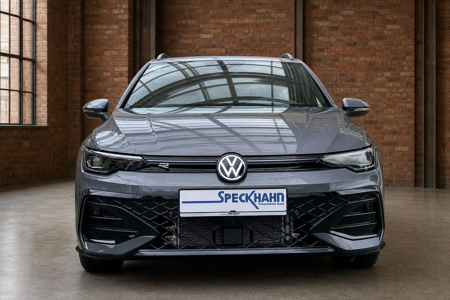 VW Golf Variant grau Frontansicht mit Kennzeichenhalter Speckhahn