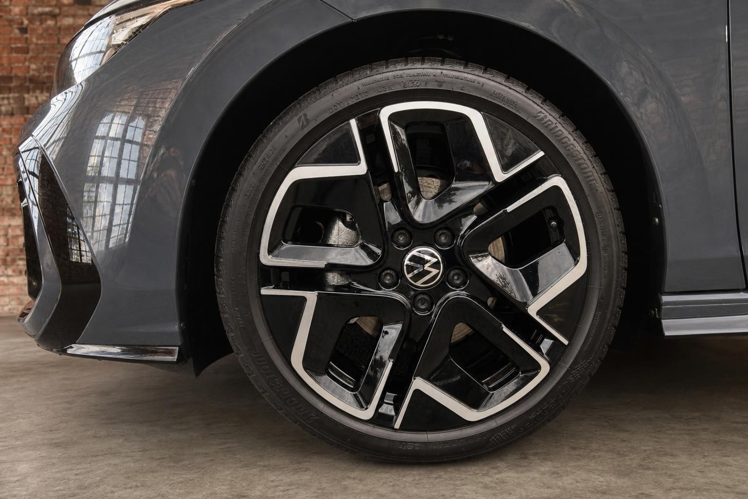 VW Golf Leichtmetallfelge Detailansicht mit Bridgestone Reifen
