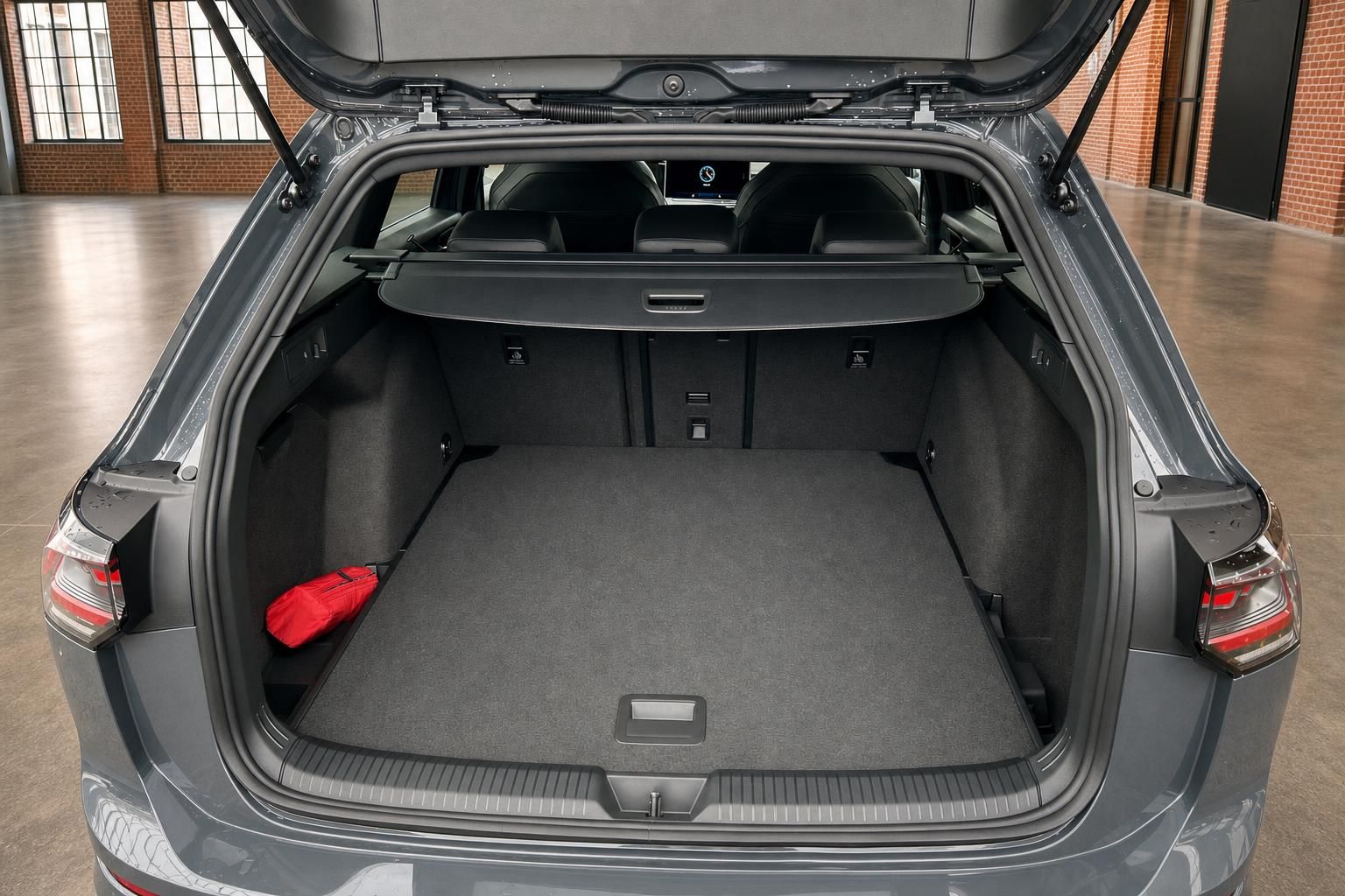VW Golf Variant Kofferraum geoeffnet mit viel Ladevolumen