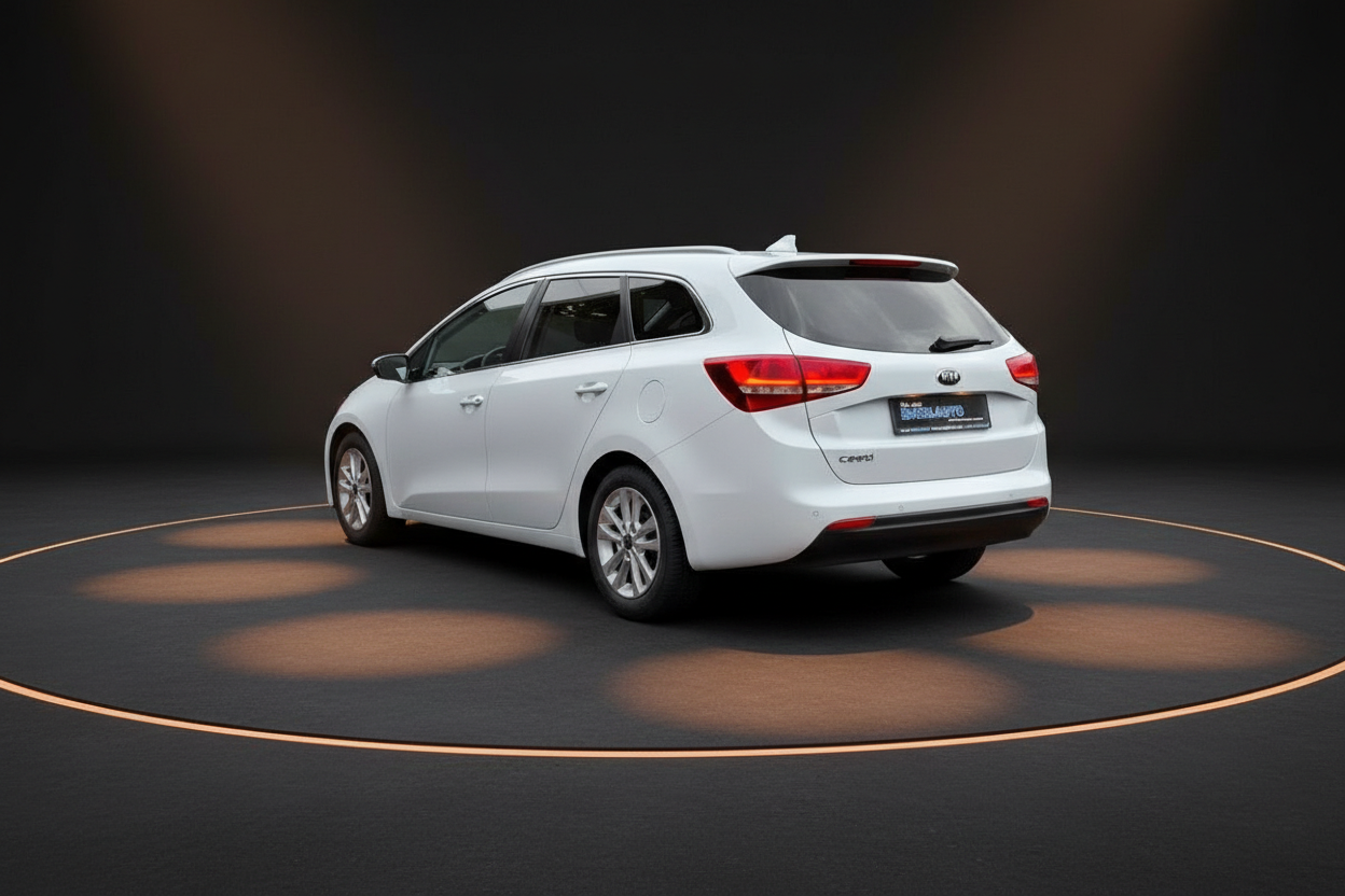 Kia Ceed SW Kombi in Weiß – Heckansicht auf dunklem Studiohintergrund