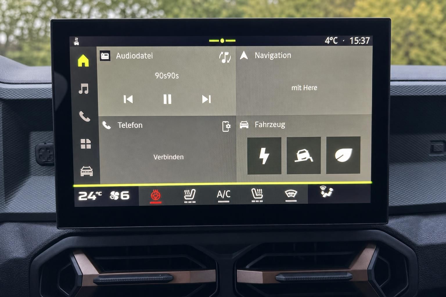 Touchscreen-Display des Infotainment-Systems mit Navigation und Klimasteuerung
