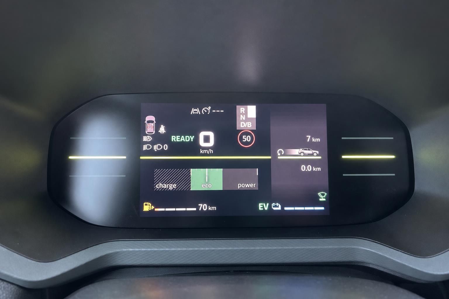 Digitales Kombiinstrument mit Elektrofahrzeug-Anzeige und Eco-Modus im modernen Auto-Cockpit