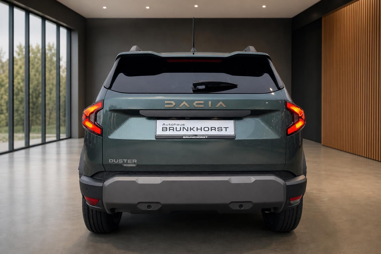 Dacia Duster SUV Heckansicht grau mit roten LED-Rücklichtern und DUSTER Hybrid Schriftzug