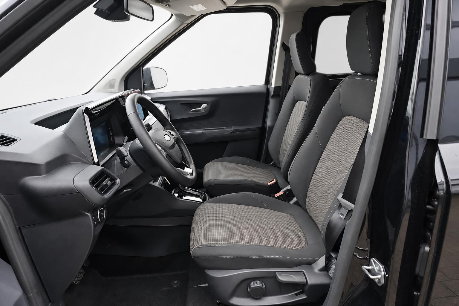 Ford Tourneo Innenraum Vordersitze und Cockpit Detailansicht