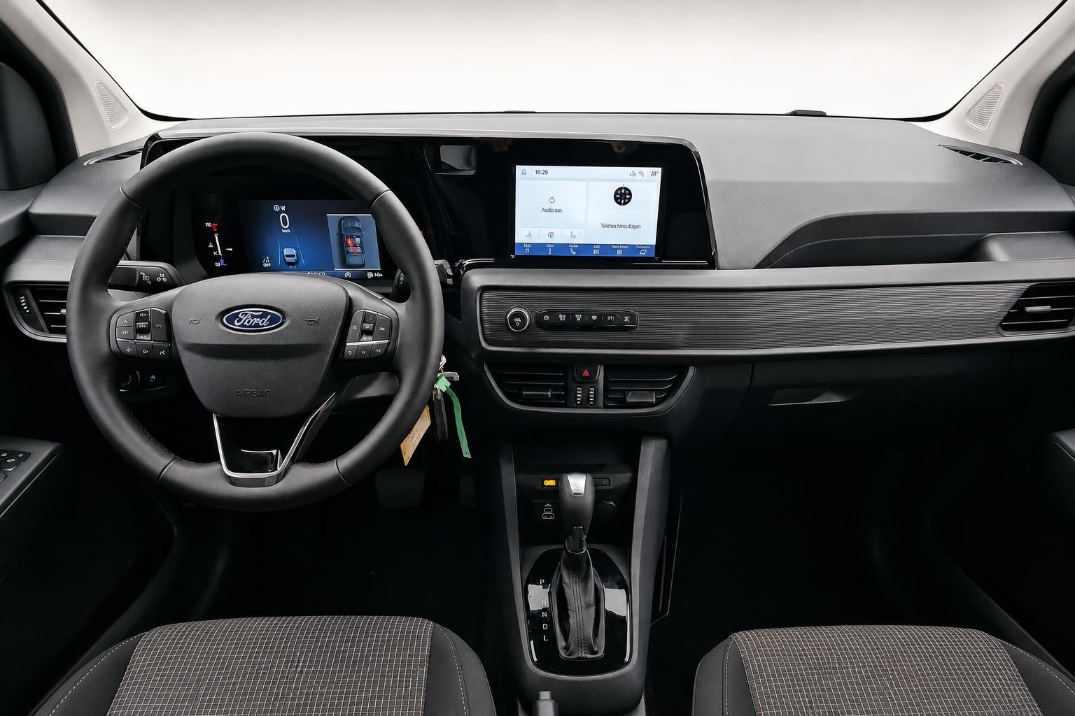 Ford Cockpit mit Lenkrad, Digitaltacho und Touchscreen-Navigationssystem
