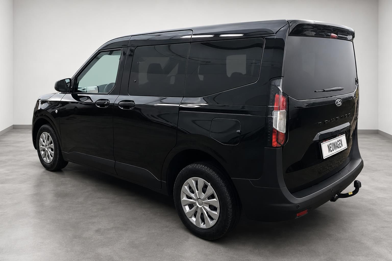 Ford Tourneo Connect schwarz Heckansicht schraeg im Studio