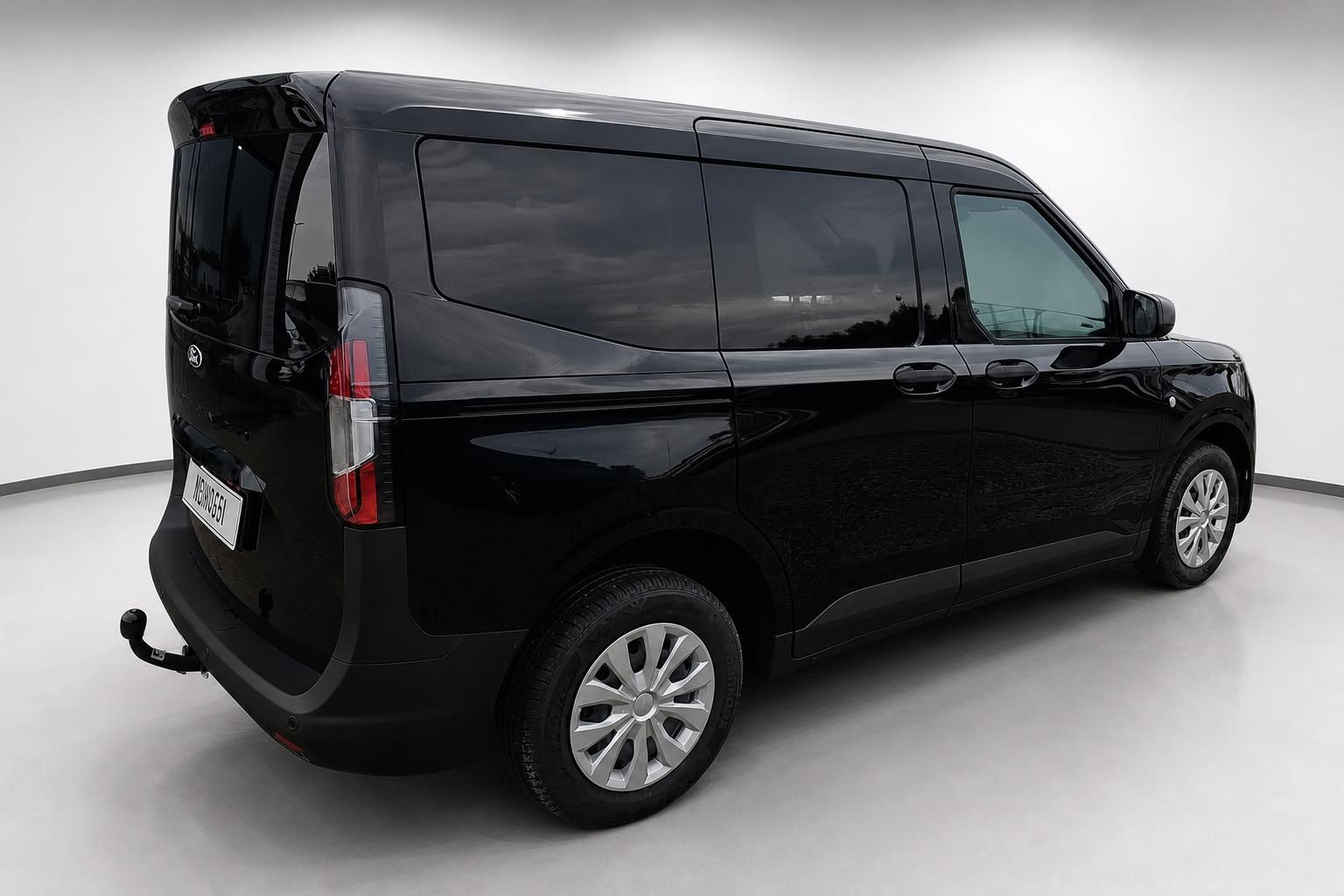 Ford Tourneo schwarz Heckansicht seitlich im Studio