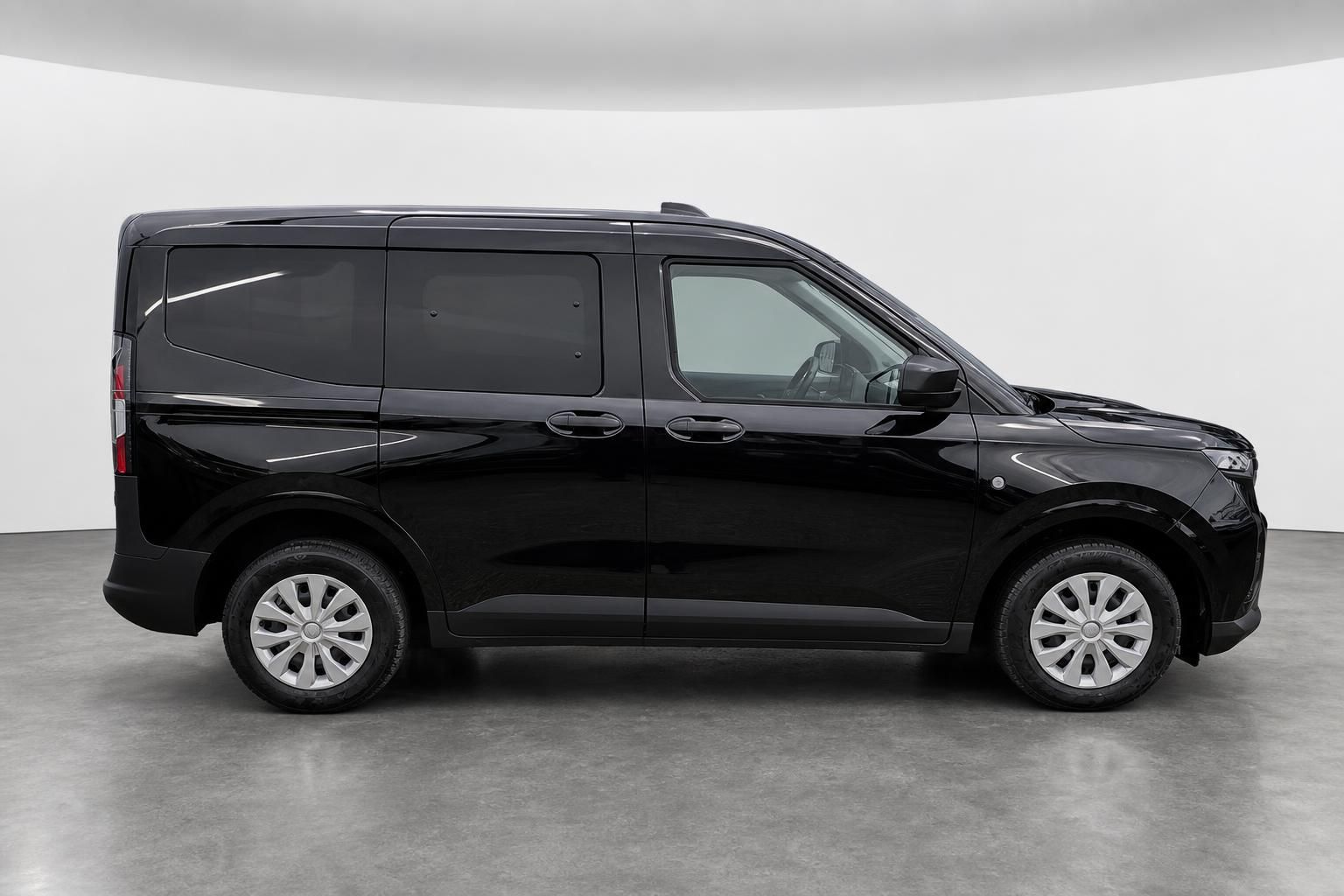 Ford Tourneo schwarz Seitenansicht im Fotostudio