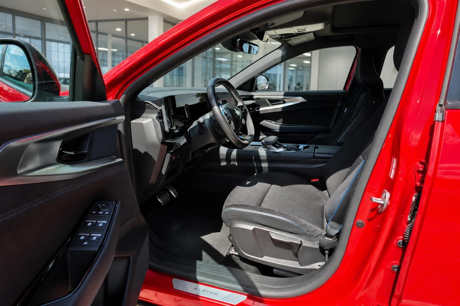 Renault Austral roter Innenraum mit Sportsitzen und Cockpit-Ansicht