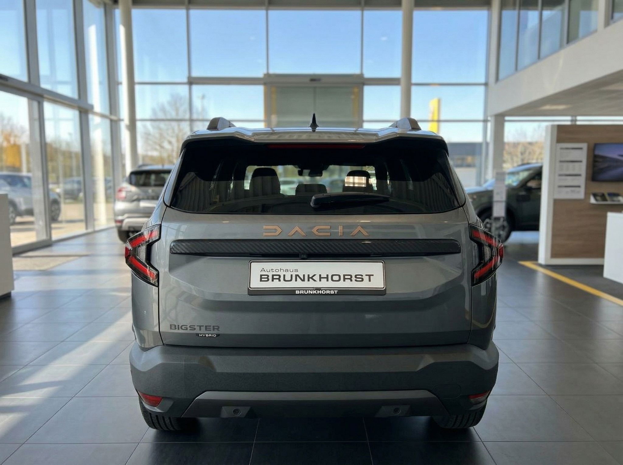 Dacia Bigster Hybrid Heckansicht in grau - SUV im Autohaus mit BRUNKHORST Kennzeichen