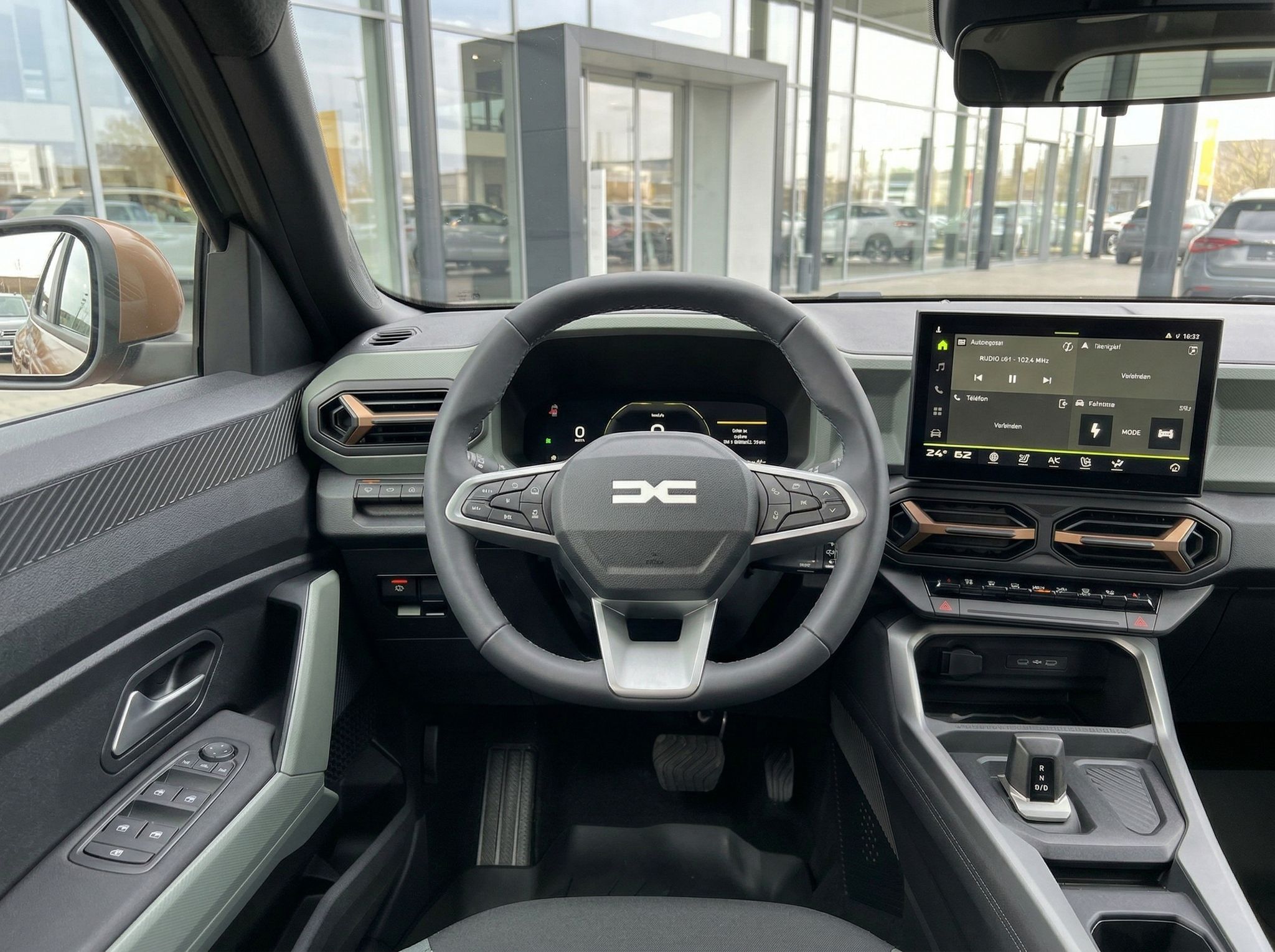 Fahrzeug-Innenraum mit Lenkrad, digitalem Display und modernem Armaturenbrett