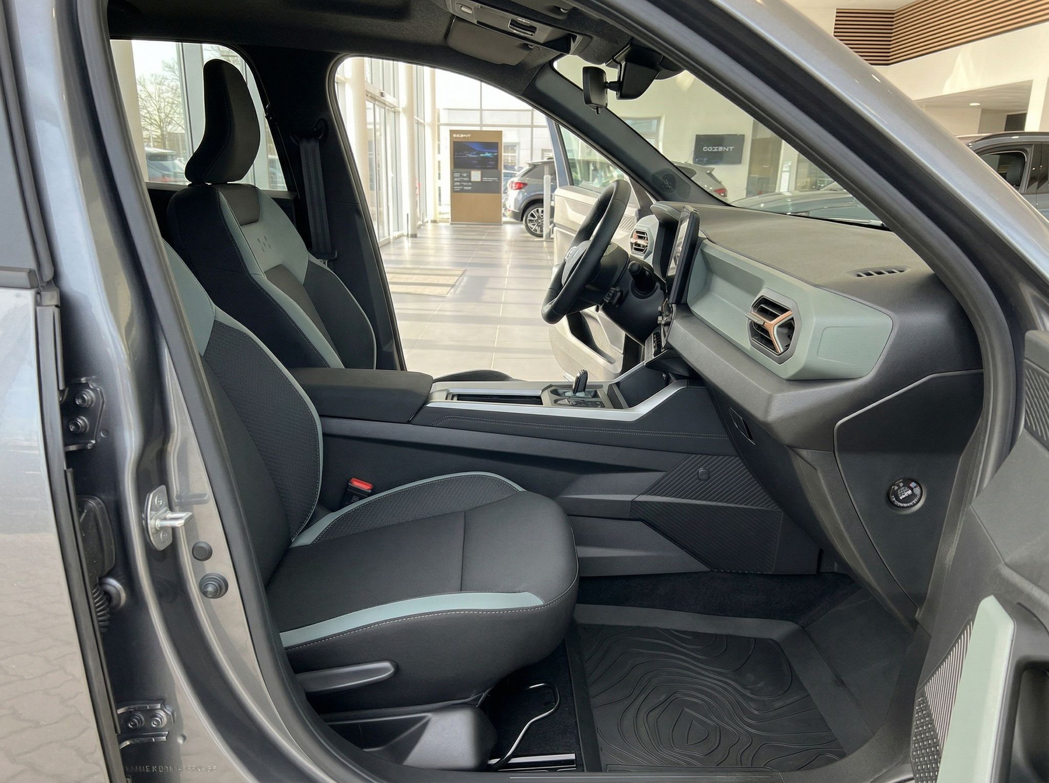 Fahrzeug-Innenraum mit Fahrer- und Beifahrersitz, Mittelkonsole und Armaturenbrett