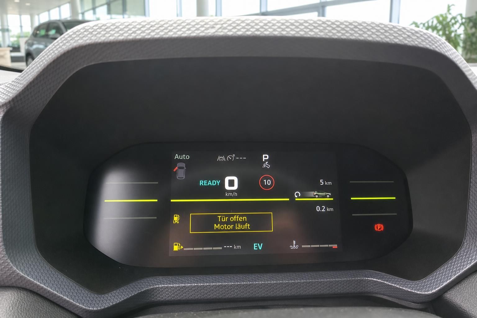 Digitales Kombiinstrument mit Fahrerassistenzsystemen und Geschwindigkeitsanzeige in modernem Fahrzeug