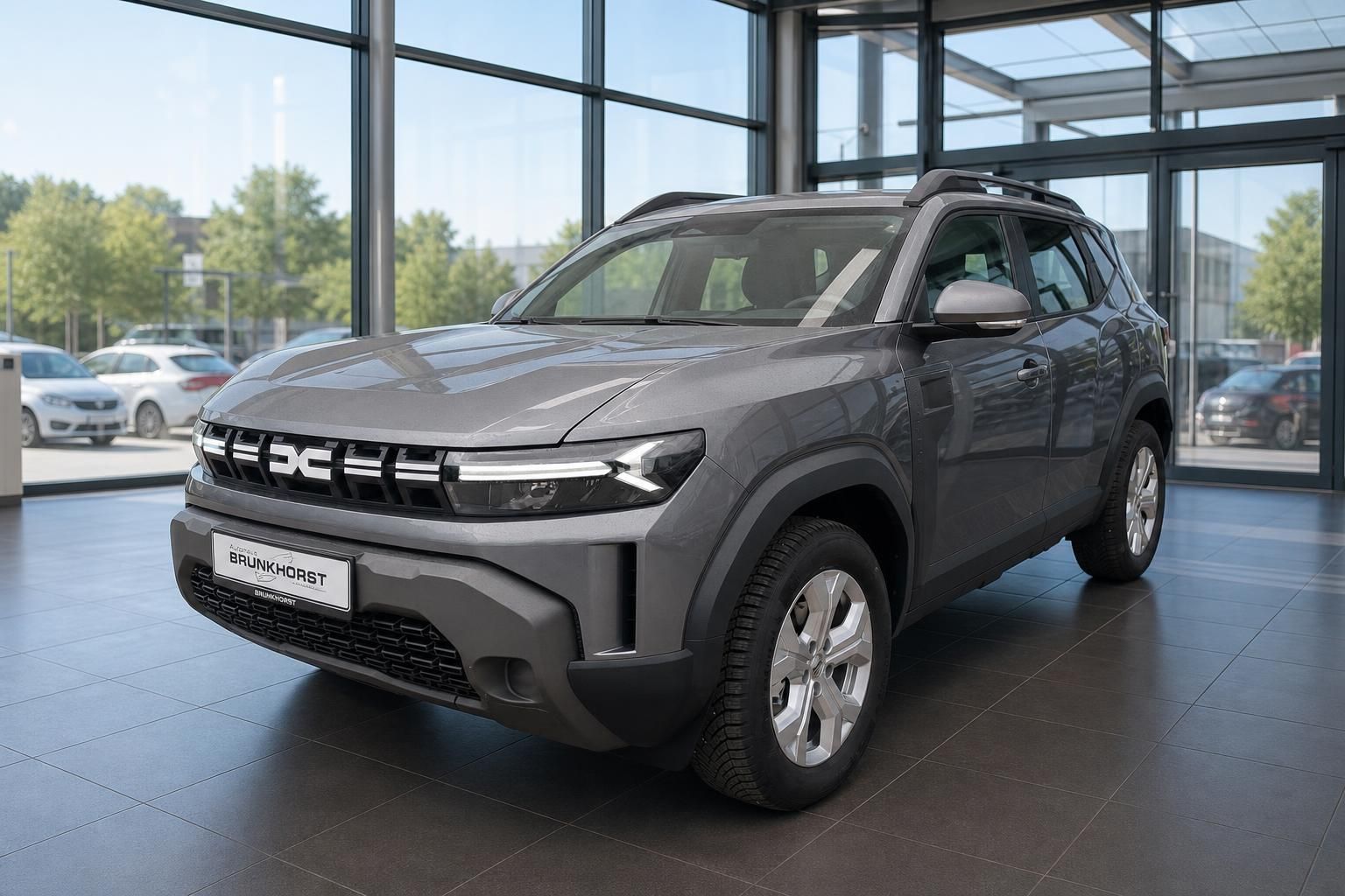 Dacia Duster SUV grau Seitenansicht im Autohaus Showroom