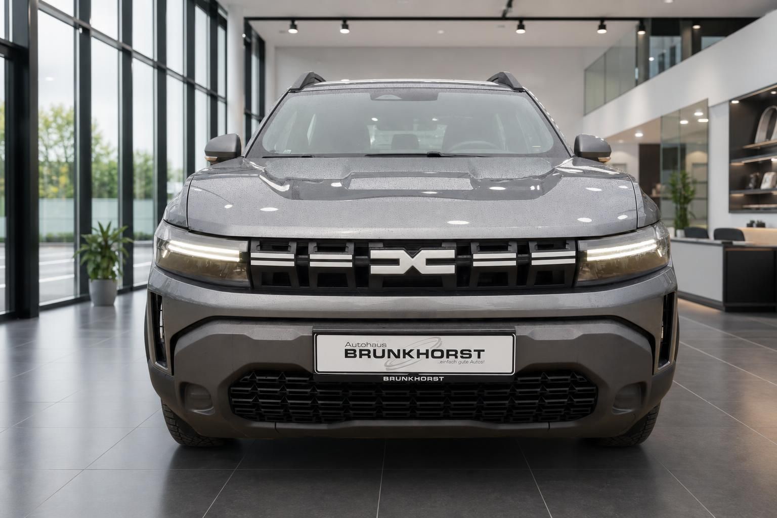 Dacia Duster SUV grau Frontansicht im Autohaus mit LED-Scheinwerfern
