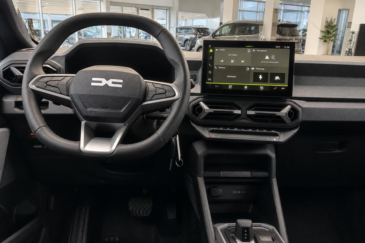 Dacia Innenraum Cockpit mit Touchscreen-Display und modernem Armaturenbrett