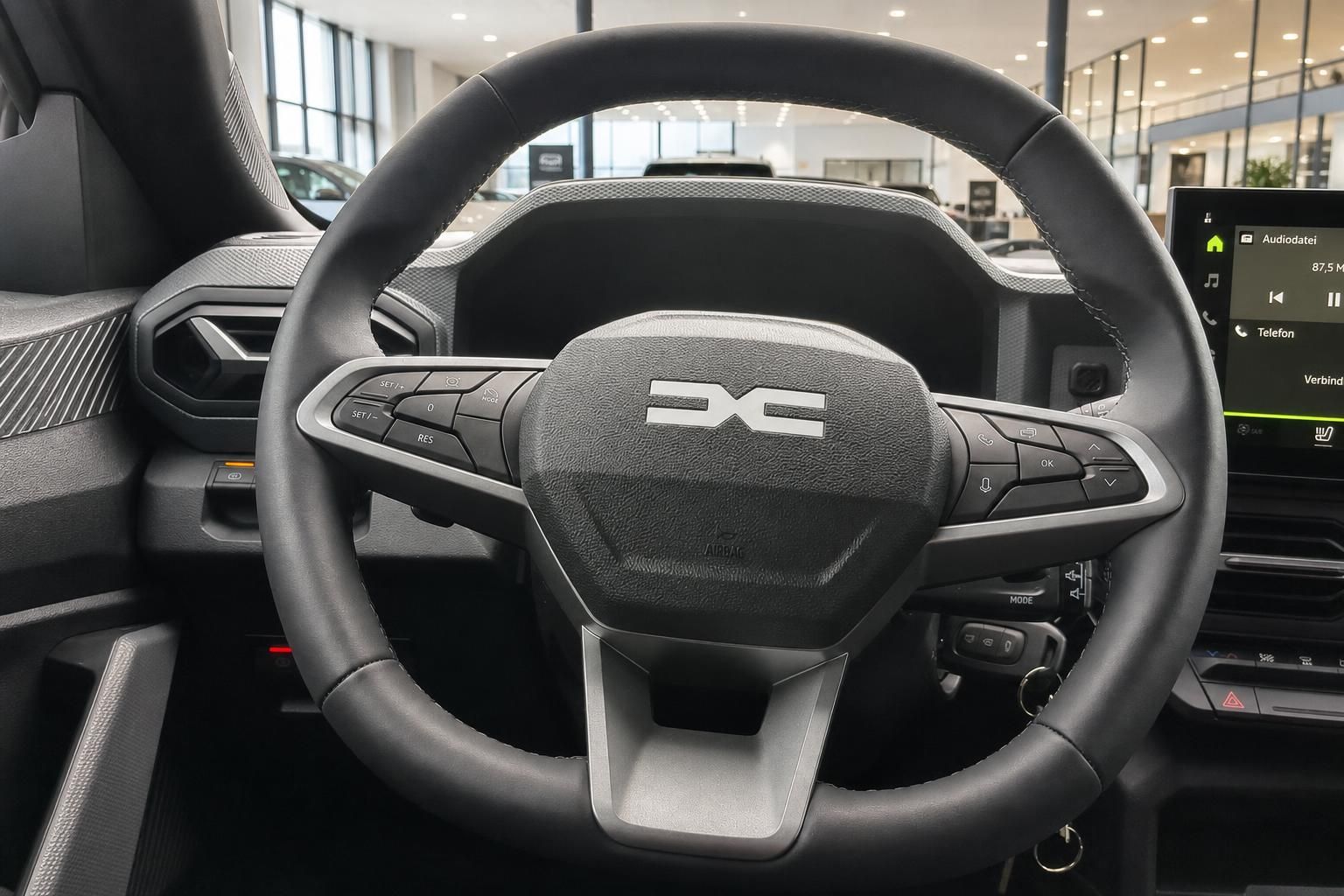 Dacia Innenraum Cockpit mit Lenkrad und Armaturenbrett schwarz