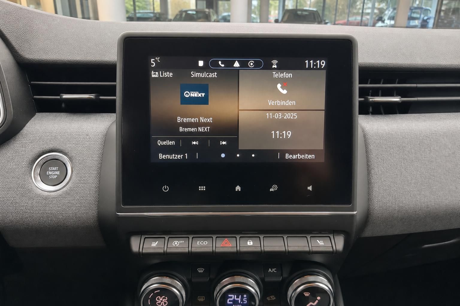 Modernes Infotainment-System mit Touchscreen und Klimasteuerung im Fahrzeug-Innenraum