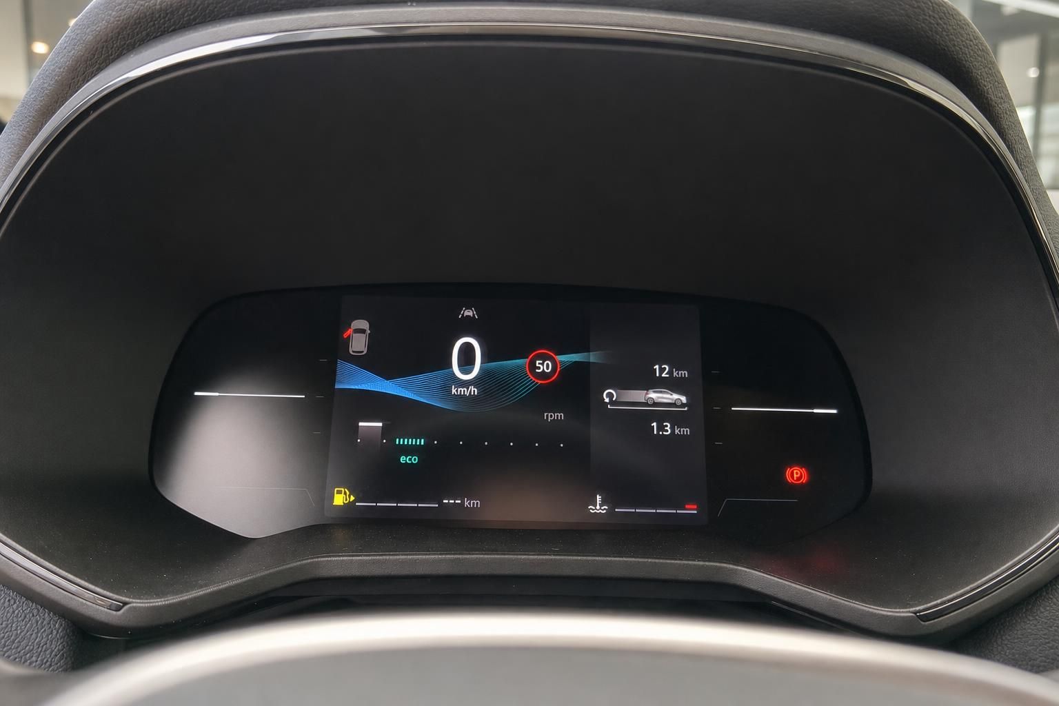 Digitales Armaturenbrett mit Tacho und Navigation im modernen Fahrzeug-Cockpit