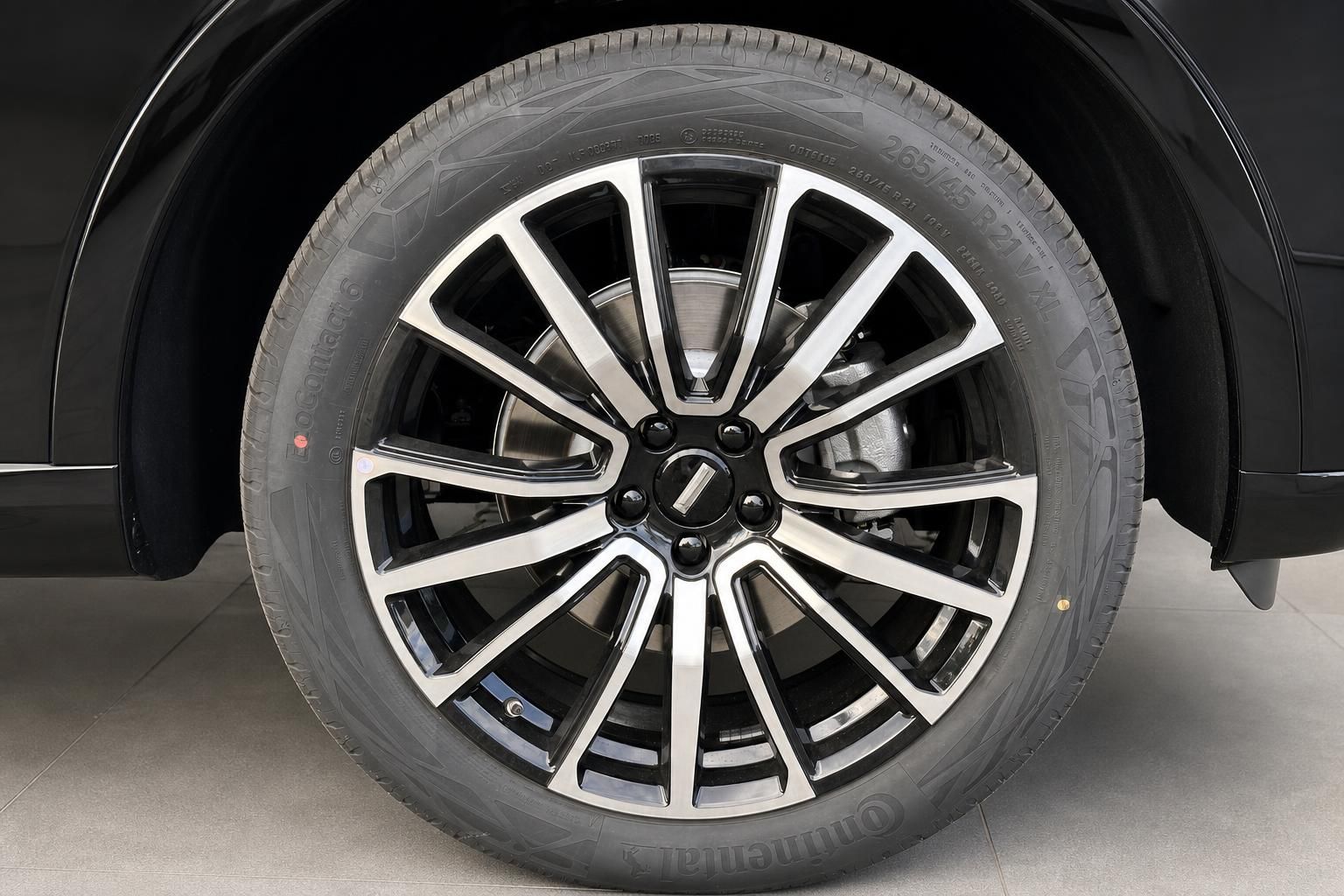 GWM Wey 05 Leichtmetallfelge Detailansicht mit Continental Reifen