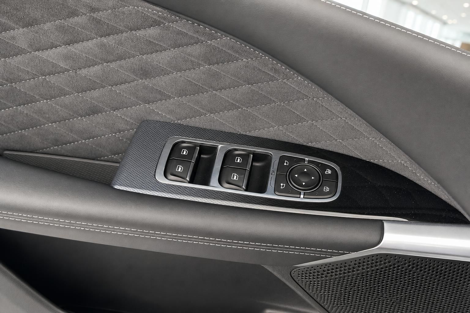 Fensterheber-Bedienelemente in der Fahrertür eines modernen Fahrzeugs