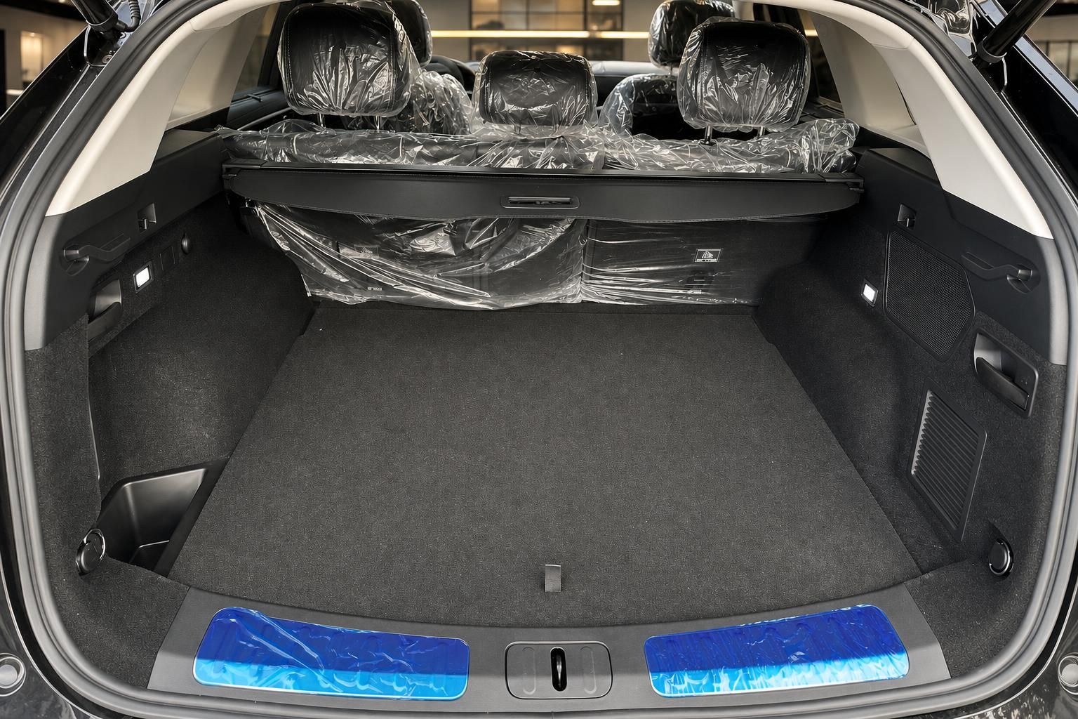 Geräumiger Kofferraum eines SUV mit Schutzfolie und Laderaumabdeckung