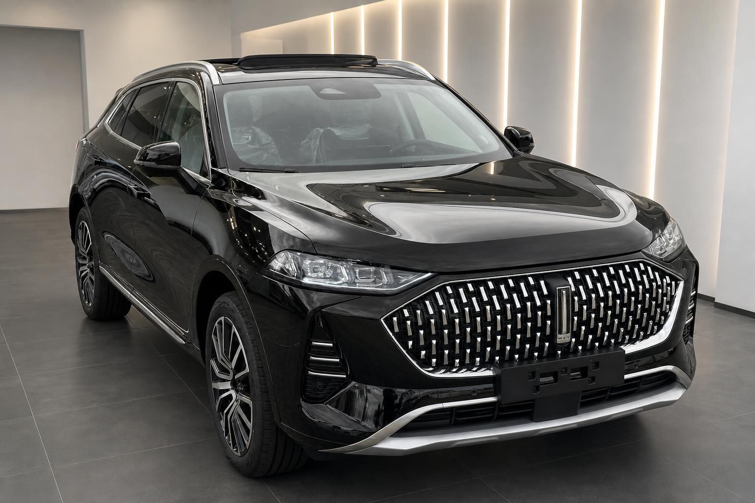 Schwarzes WEY SUV Frontansicht schraeg im hellen Showroom