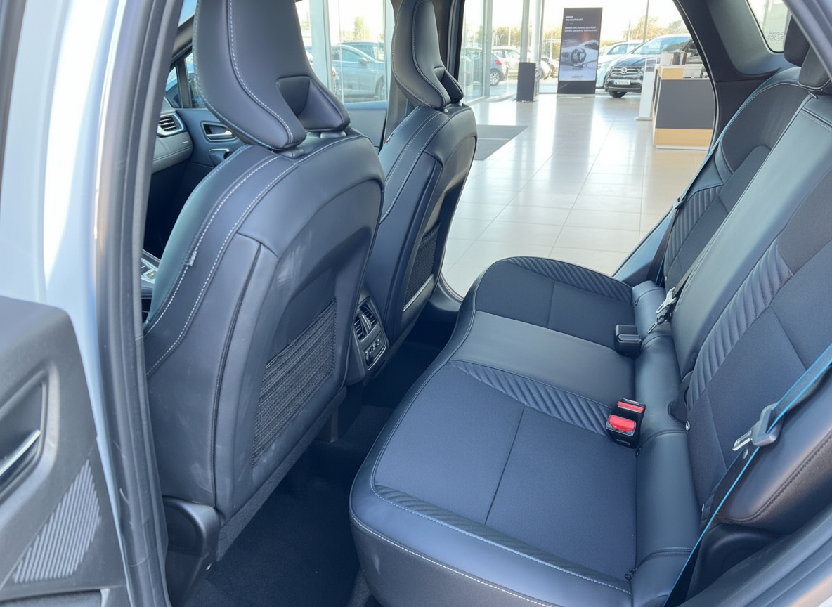 Schwarzes Leder-Interieur Rücksitzbereich eines modernen SUV im Autohaus