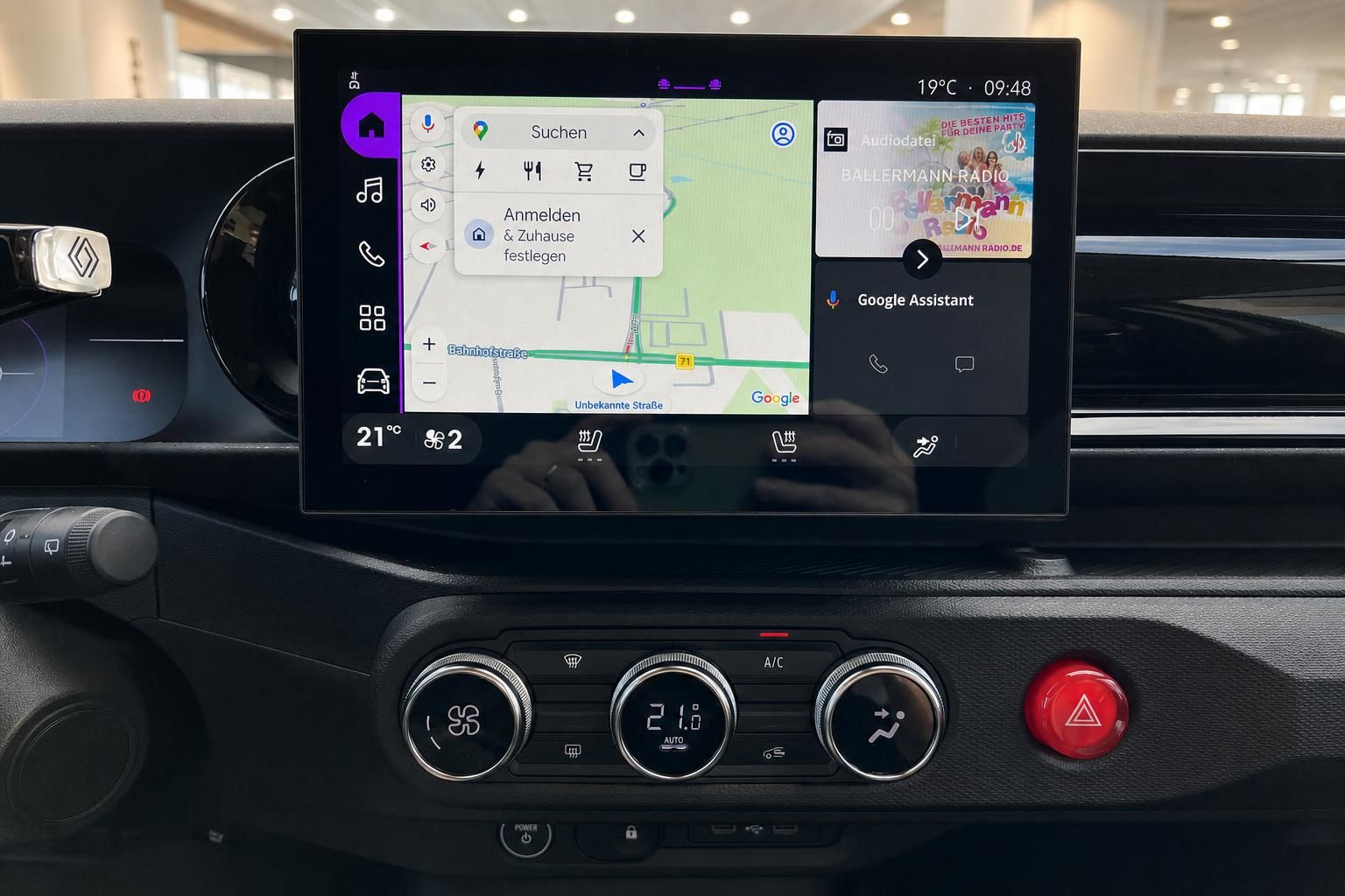 Renault Twingo Cockpit mit Touchscreen-Infotainment, Klimaanlage und digitalem Armaturenbrett