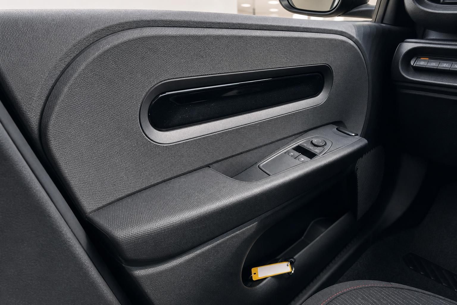 Renault Twingo Innenraum Türverkleidung mit schwarzem Kunstleder und Fensterheber-Bedienung