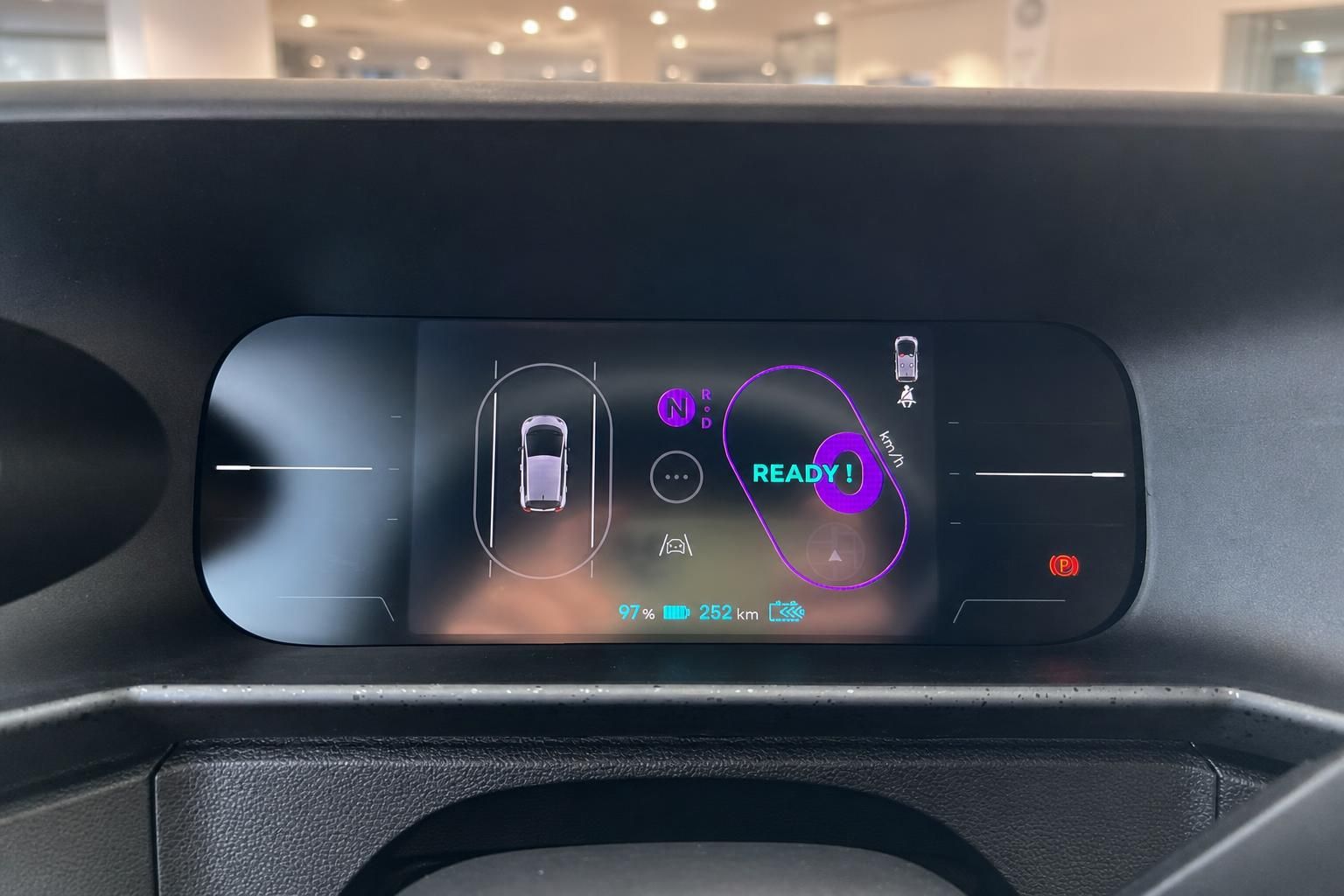 Digitales Kombiinstrument mit READY-Anzeige und Elektroauto-Status - Tachodisplay im Detail