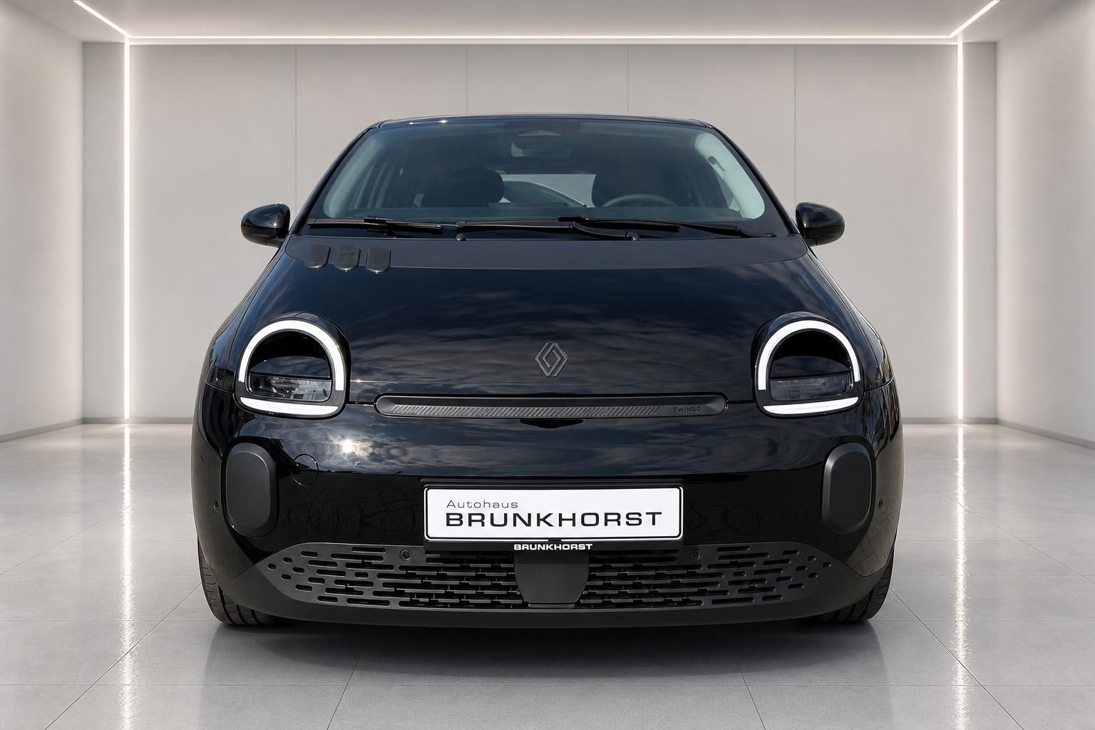 Renault Twingo Elektro Frontansicht in schwarz mit LED-Scheinwerfern im Autohaus Brunkhorst Showroom