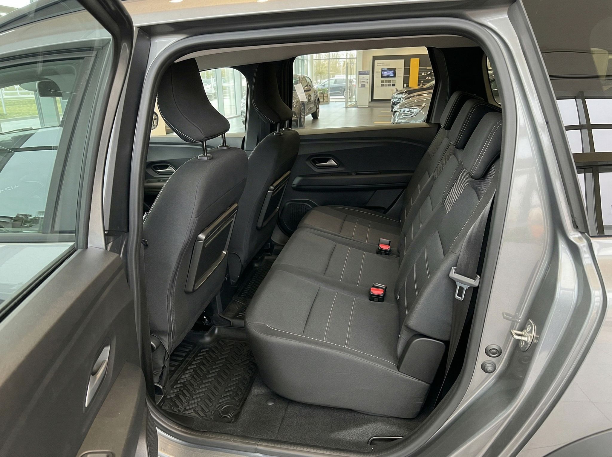 Dacia Rücksitzbank mit schwarzen Sitzen und Sicherheitsgurten - Fondinnenraum