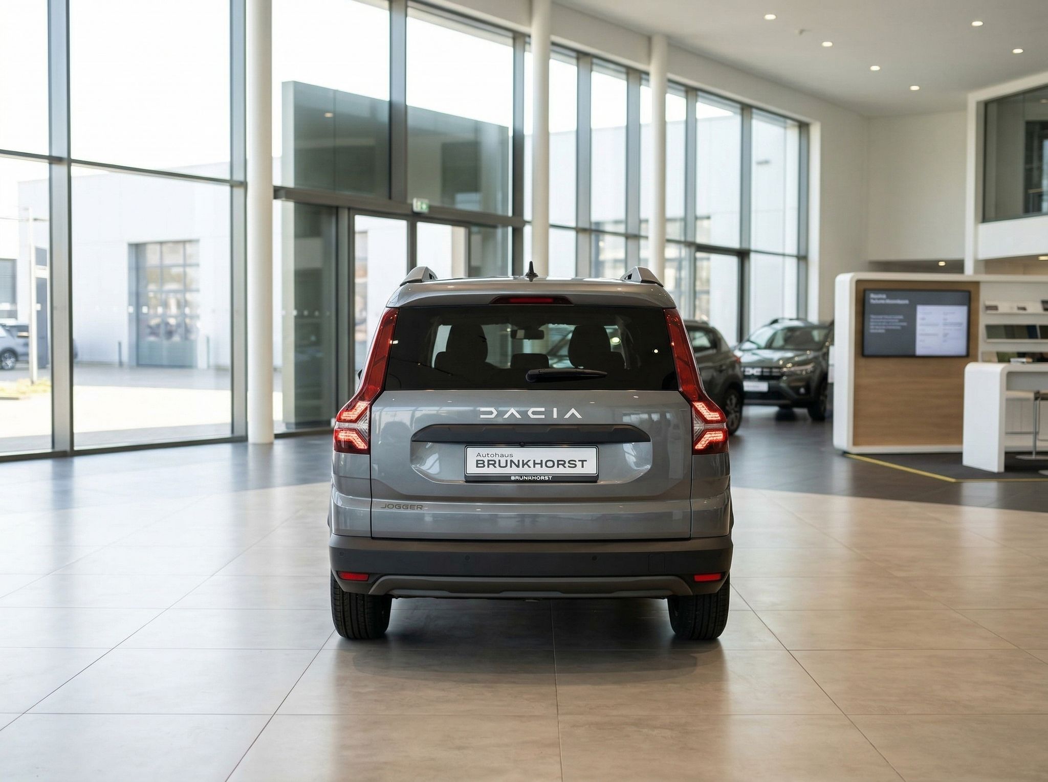 Dacia Jogger grau metallic Heckansicht im Autohaus mit LED-Rücklichtern