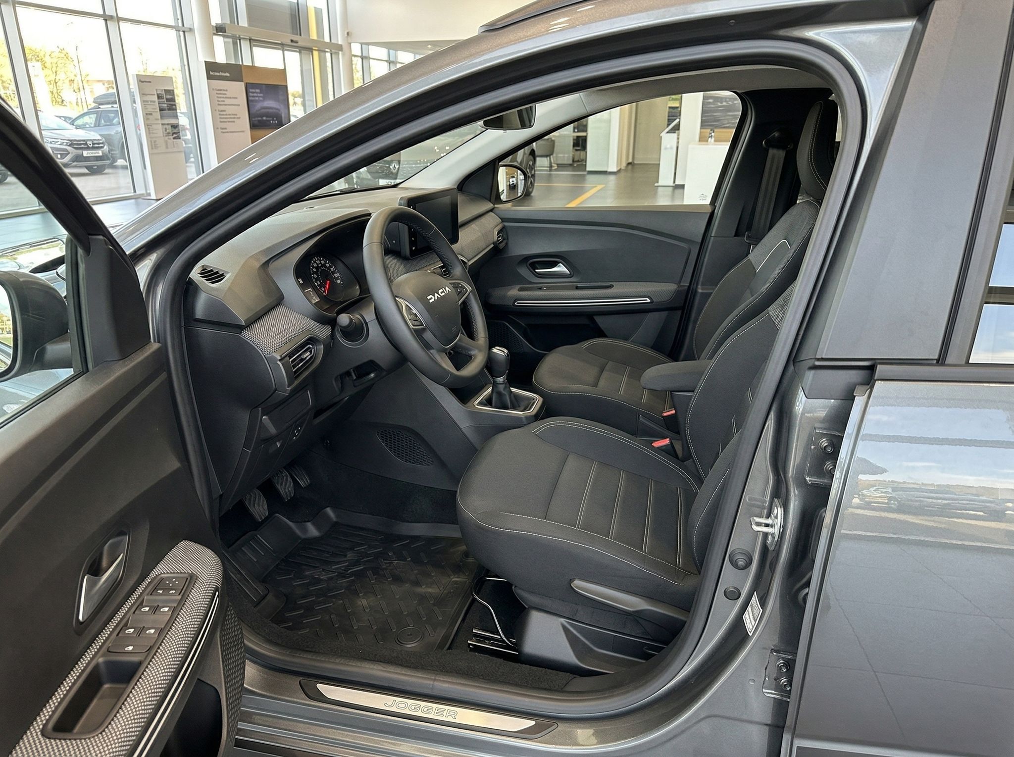 Dacia Jogger Innenraum schwarz mit Armaturenbrett, Lenkrad und Sportsitzen