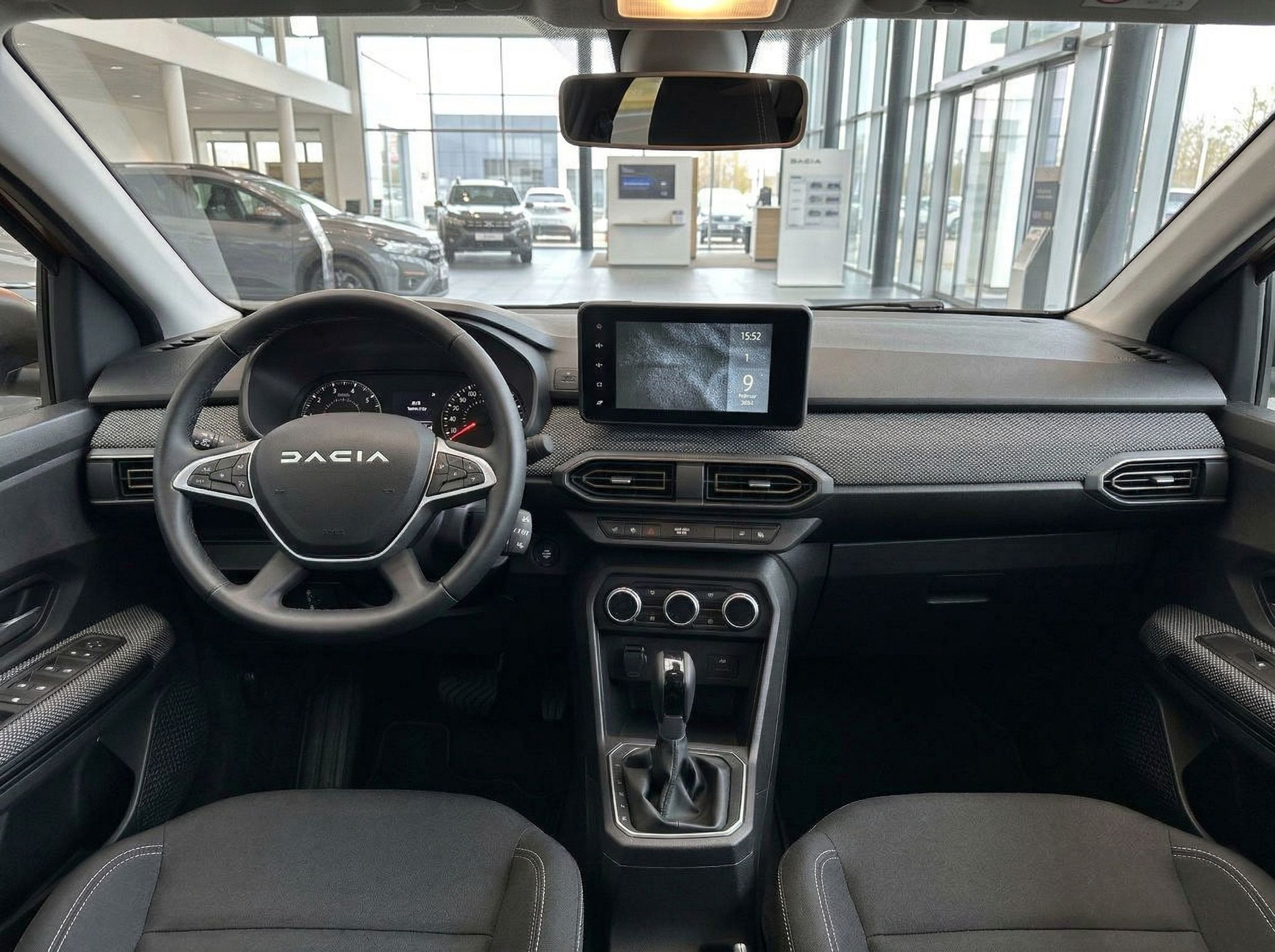 Dacia Innenraum mit Cockpit, Lenkrad und Infotainment-Display im Autohaus