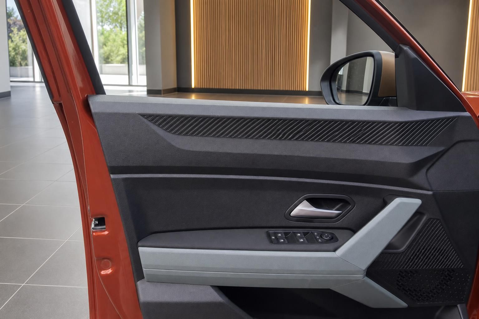 Türverkleidung und Außenspiegel des Dacia im Detail von innen