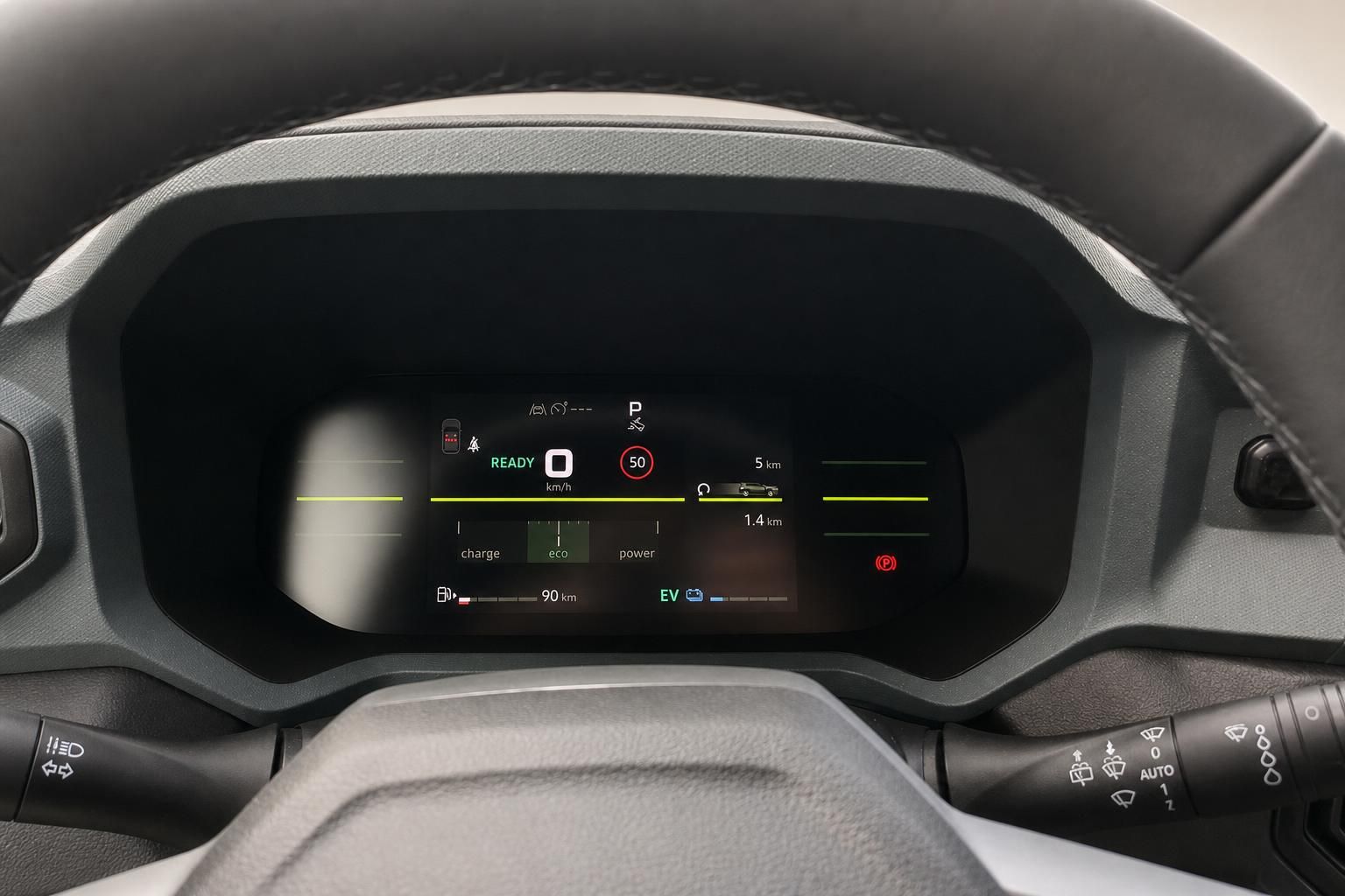 Digitales Kombiinstrument mit Tacho und Ladeanzeige eines Hybridfahrzeugs