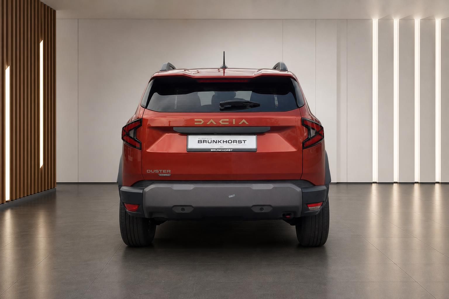 Dacia Duster Hybrid in Orange, Heckansicht im Showroom