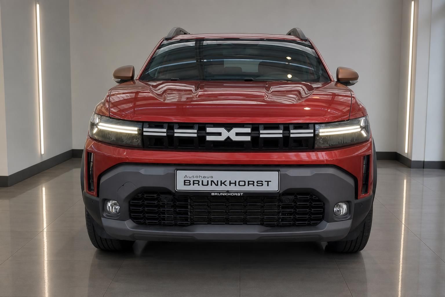 Dacia Duster in Rot, direkte Frontansicht im Autohaus Brunkhorst