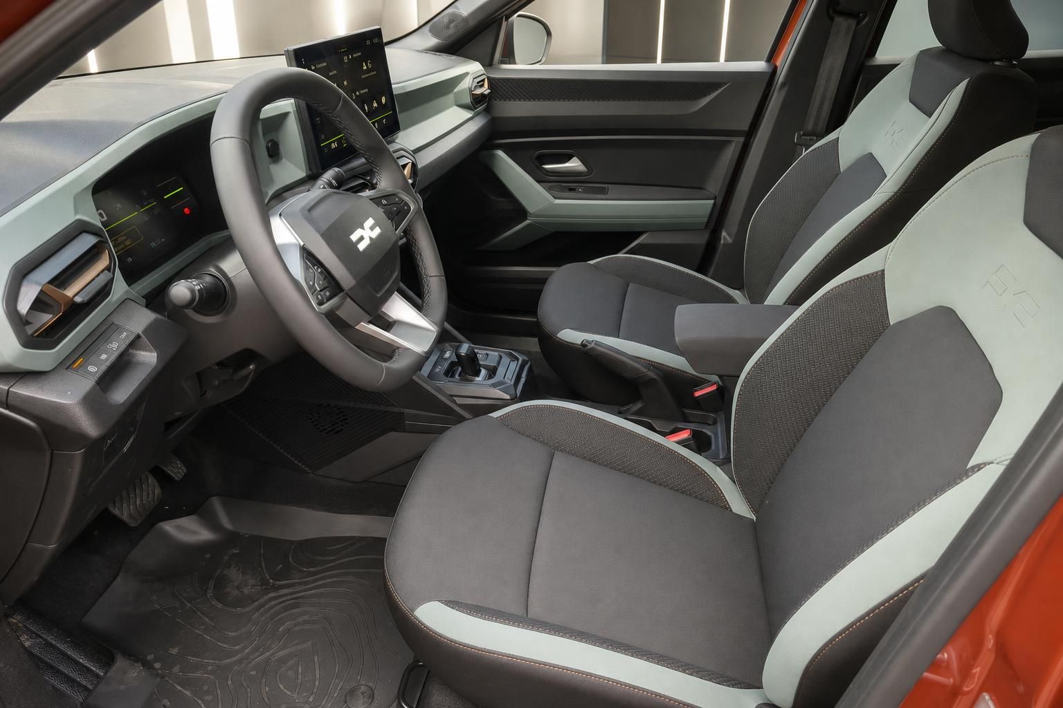 Dacia Duster Innenraum mit Vordersitzen und Armaturenbrett Detail