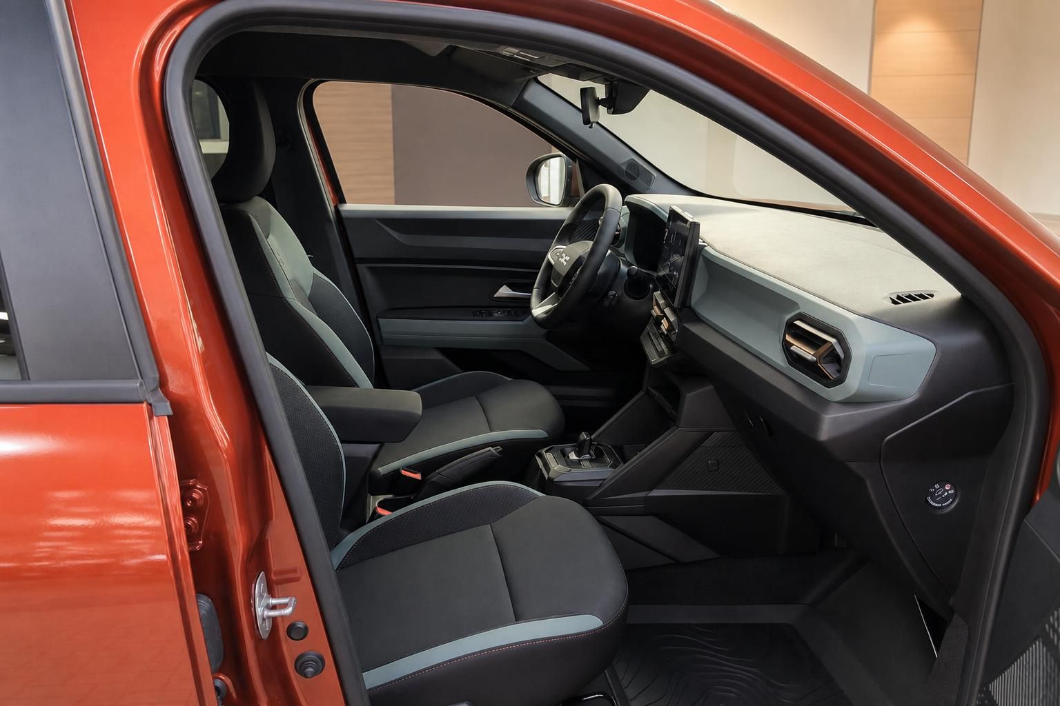 Innenraum Dacia mit Vordersitzen, Cockpit und Automatikgetriebe im Detail