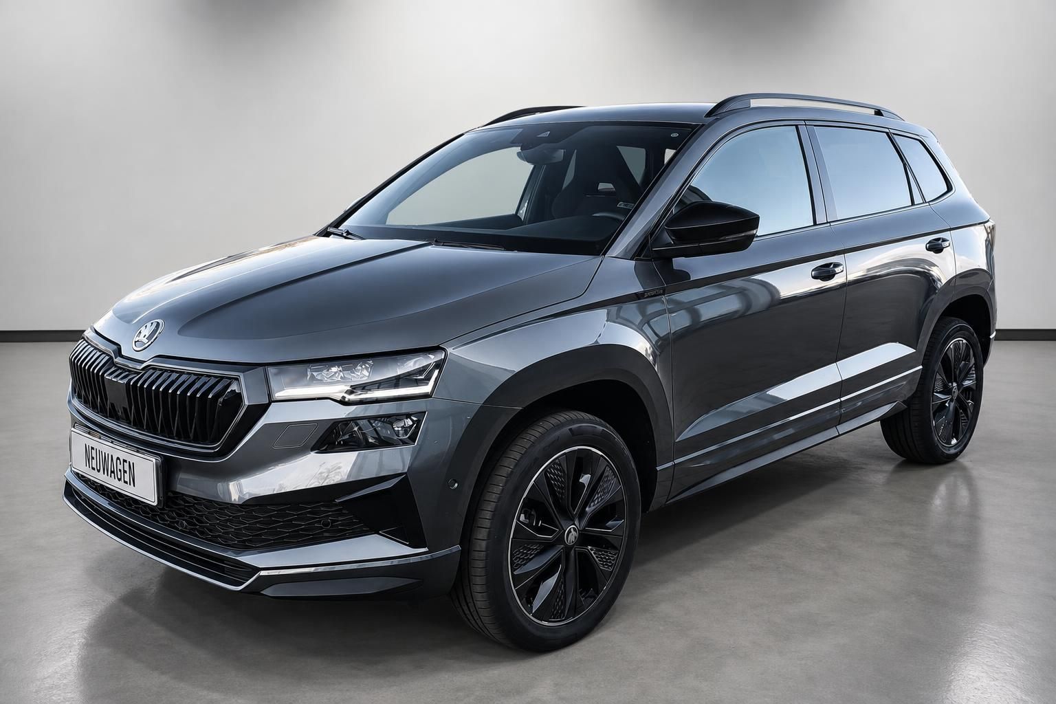 Skoda Karoq Neuwagen in Grau, Frontansicht schräg von vorne