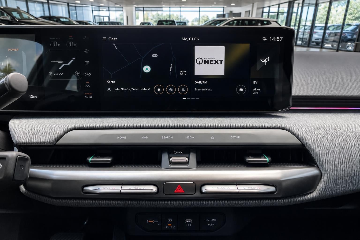 Kia Infotainment-Display mit Navigation und Klimabedienung im Detail